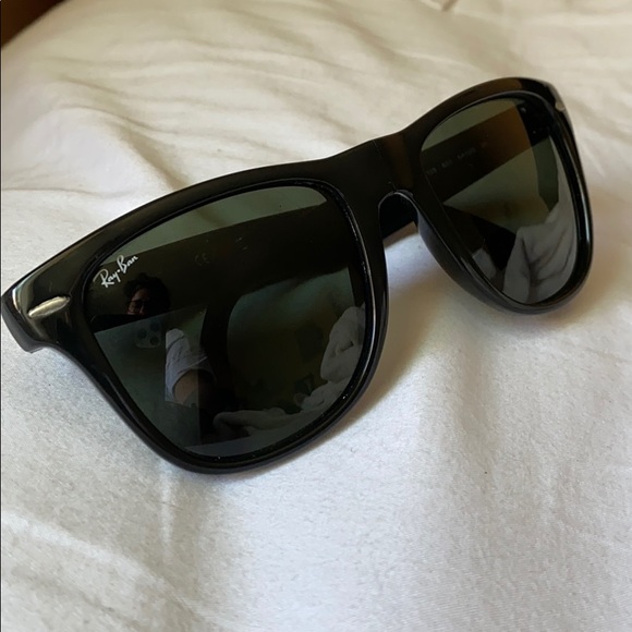 Ray-Ban Other - Ray Ban Wayfarer folding classic sunglasses